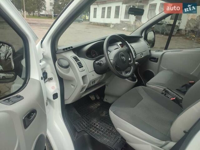 Білий Опель Віваро, об'ємом двигуна 2.5 л та пробігом 197 тис. км за 14600 $, фото 7 на Automoto.ua