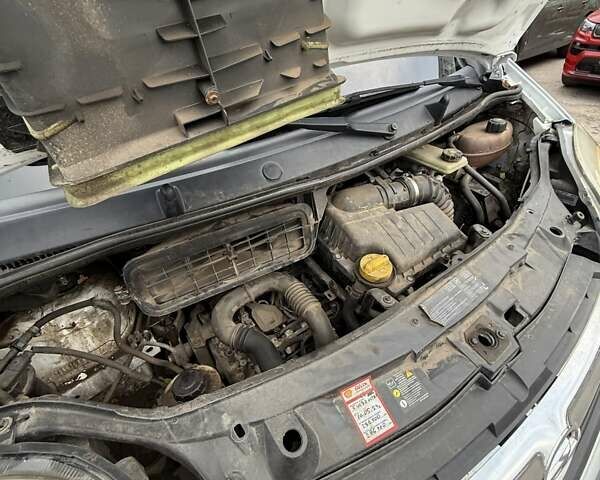 Білий Опель Віваро, об'ємом двигуна 2 л та пробігом 294 тис. км за 10500 $, фото 21 на Automoto.ua