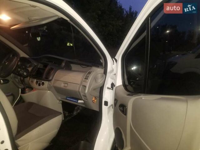 Белый Опель Виваро, объемом двигателя 2 л и пробегом 220 тыс. км за 12200 $, фото 4 на Automoto.ua