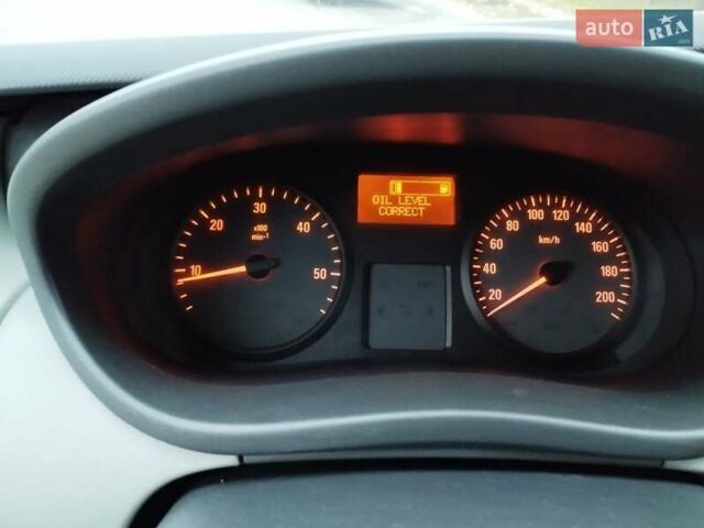 Білий Опель Віваро, об'ємом двигуна 2.5 л та пробігом 355 тис. км за 12000 $, фото 34 на Automoto.ua