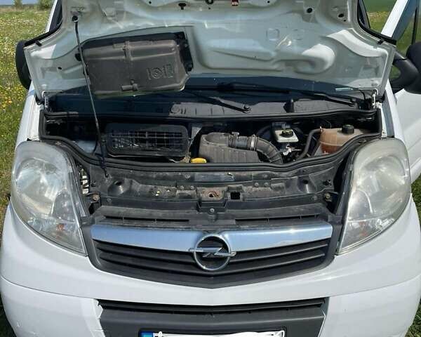 Белый Опель Виваро, объемом двигателя 2.5 л и пробегом 450 тыс. км за 13600 $, фото 8 на Automoto.ua
