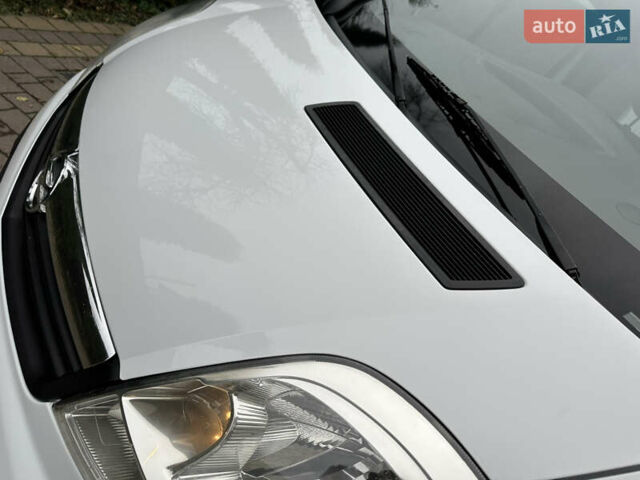 Белый Опель Виваро, объемом двигателя 2 л и пробегом 284 тыс. км за 13500 $, фото 43 на Automoto.ua