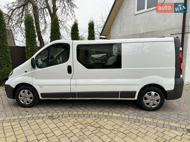 Белый Опель Виваро, объемом двигателя 2 л и пробегом 284 тыс. км за 13500 $, фото 3 на Automoto.ua