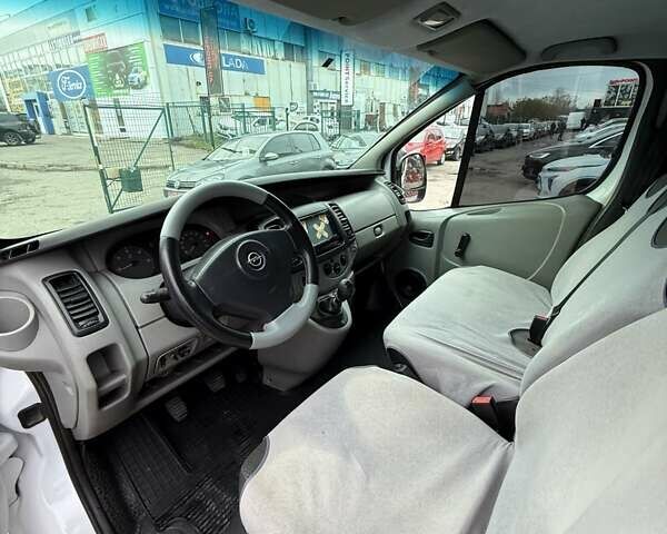 Білий Опель Віваро, об'ємом двигуна 2 л та пробігом 294 тис. км за 10500 $, фото 16 на Automoto.ua
