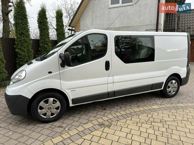 Белый Опель Виваро, объемом двигателя 2 л и пробегом 284 тыс. км за 13500 $, фото 2 на Automoto.ua