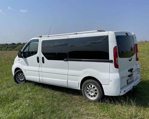 Белый Опель Виваро, объемом двигателя 2.5 л и пробегом 450 тыс. км за 13600 $, фото 1 на Automoto.ua