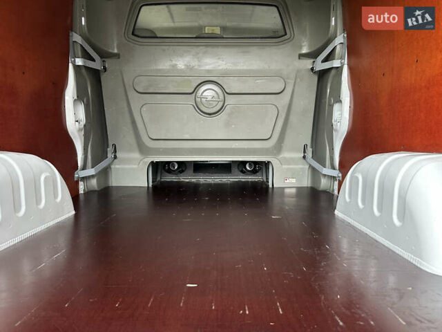Белый Опель Виваро, объемом двигателя 2 л и пробегом 284 тыс. км за 13500 $, фото 84 на Automoto.ua
