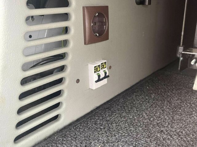 Белый Опель Виваро, объемом двигателя 2.5 л и пробегом 274 тыс. км за 8000 $, фото 15 на Automoto.ua