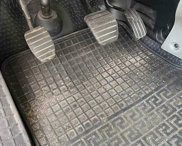 Белый Опель Виваро, объемом двигателя 2.5 л и пробегом 450 тыс. км за 13600 $, фото 13 на Automoto.ua