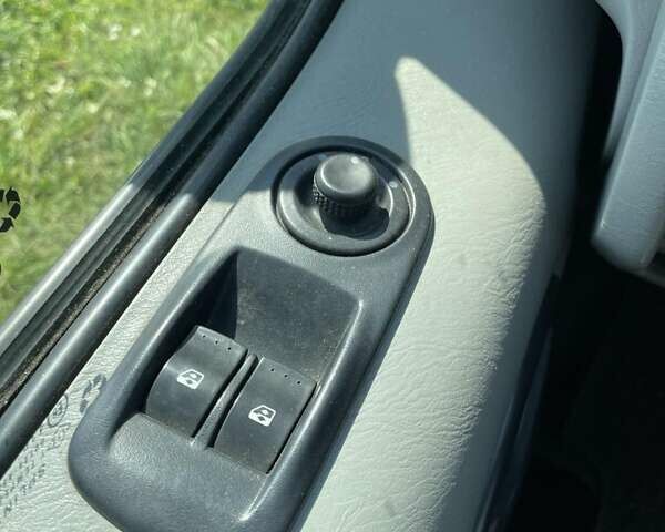 Белый Опель Виваро, объемом двигателя 2.5 л и пробегом 450 тыс. км за 13600 $, фото 15 на Automoto.ua