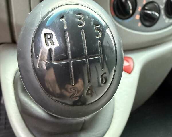 Опель Віваро 2011 у Сумах на Automoto.ua Білий Опель Віваро, об'ємом двигуна 2 л та пробігом 294 тис. км за 10800 $, фото 14 на Automoto.ua