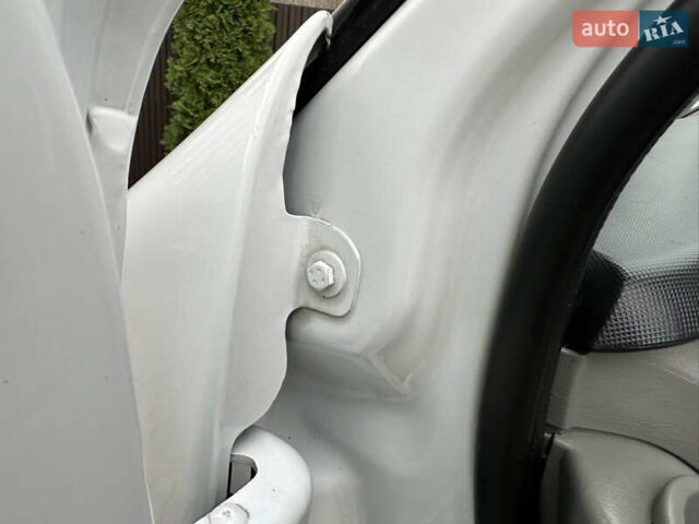 Белый Опель Виваро, объемом двигателя 2 л и пробегом 284 тыс. км за 13500 $, фото 94 на Automoto.ua