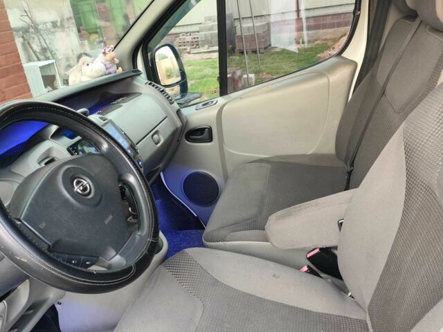 Белый Опель Виваро, объемом двигателя 2 л и пробегом 285 тыс. км за 11700 $, фото 7 на Automoto.ua