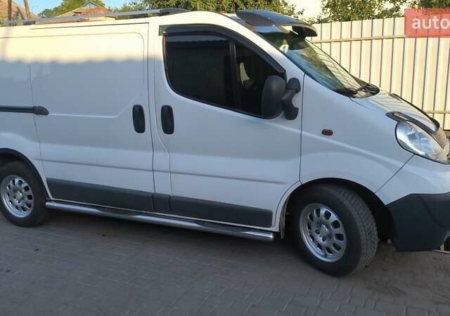 Белый Опель Виваро, объемом двигателя 2 л и пробегом 400 тыс. км за 9000 $, фото 4 на Automoto.ua