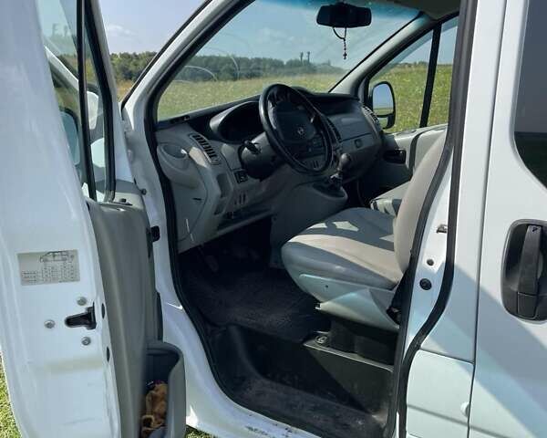 Белый Опель Виваро, объемом двигателя 2.5 л и пробегом 450 тыс. км за 13600 $, фото 24 на Automoto.ua