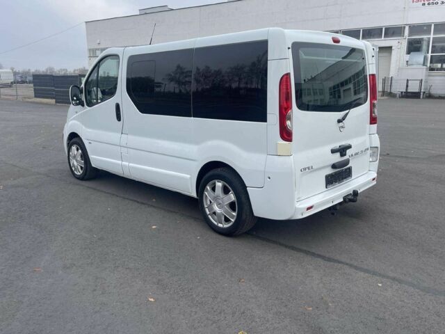 Белый Опель Виваро, объемом двигателя 2.5 л и пробегом 274 тыс. км за 8000 $, фото 7 на Automoto.ua