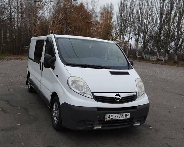Білий Опель Віваро, об'ємом двигуна 2.5 л та пробігом 355 тис. км за 12000 $, фото 1 на Automoto.ua