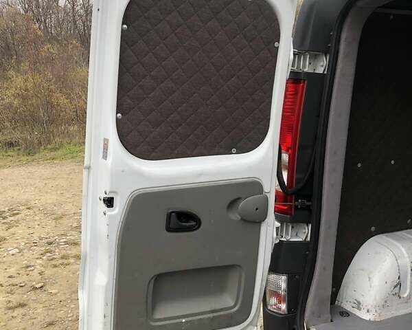 Белый Опель Виваро, объемом двигателя 2 л и пробегом 250 тыс. км за 9400 $, фото 9 на Automoto.ua