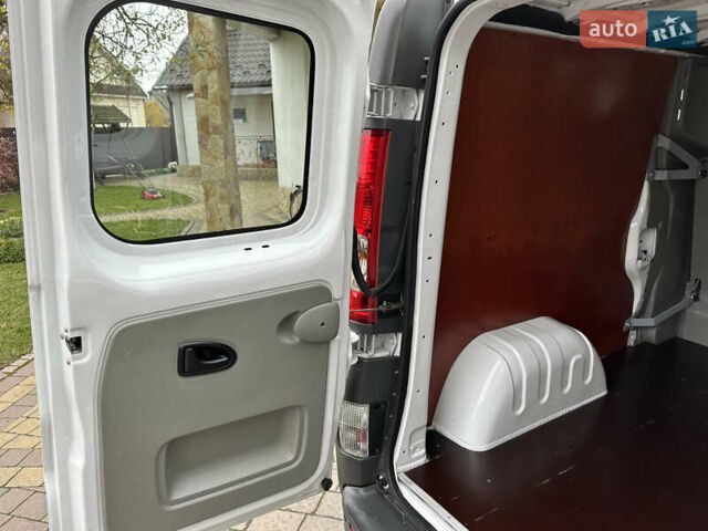 Белый Опель Виваро, объемом двигателя 2 л и пробегом 284 тыс. км за 13500 $, фото 82 на Automoto.ua