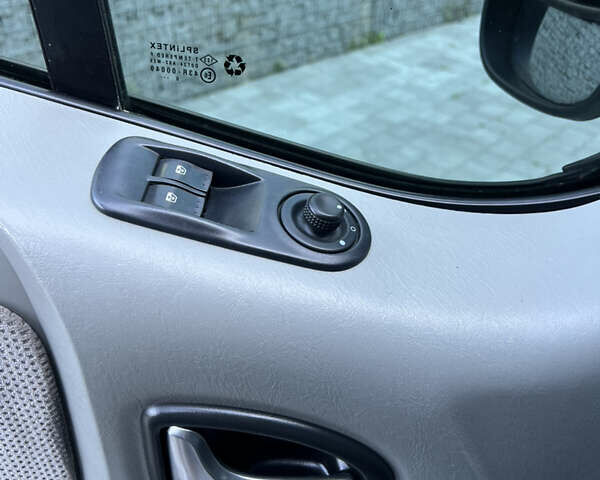 Опель Віваро 2011 у Луцьку на Automoto.ua Білий Опель Віваро, об'ємом двигуна 2 л та пробігом 130 тис. км за 11200 $, фото 7 на Automoto.ua