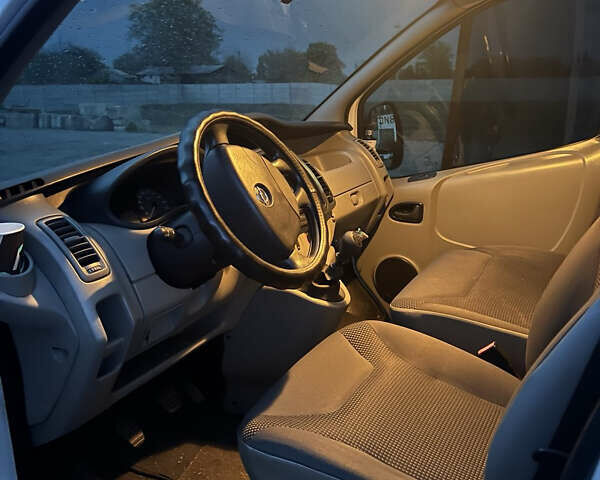 Белый Опель Виваро, объемом двигателя 2 л и пробегом 256 тыс. км за 10500 $, фото 5 на Automoto.ua