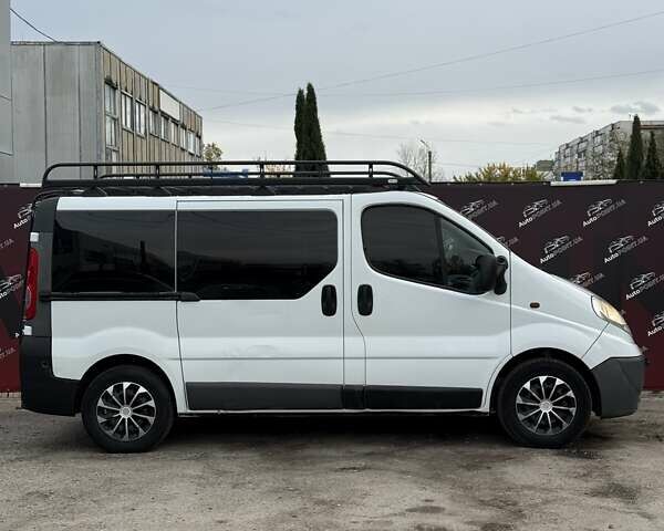 Опель Віваро 2011 у Сумах на Automoto.ua Білий Опель Віваро, об'ємом двигуна 2 л та пробігом 294 тис. км за 10800 $, фото 3 на Automoto.ua