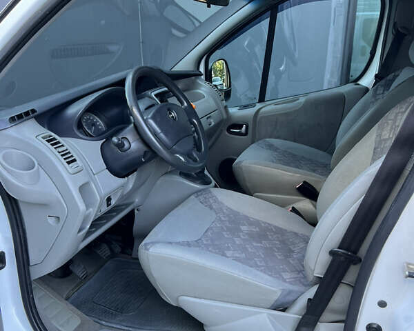 Опель Віваро 2011 у Луцьку на Automoto.ua Білий Опель Віваро, об'ємом двигуна 2 л та пробігом 130 тис. км за 11200 $, фото 8 на Automoto.ua