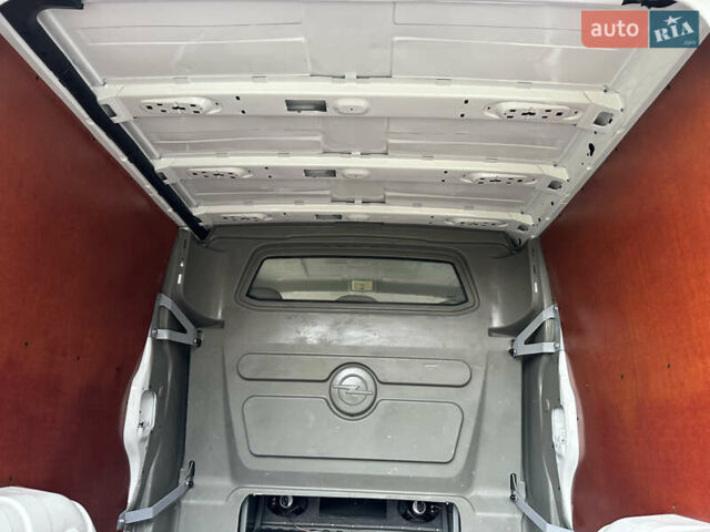 Белый Опель Виваро, объемом двигателя 2 л и пробегом 284 тыс. км за 13500 $, фото 83 на Automoto.ua