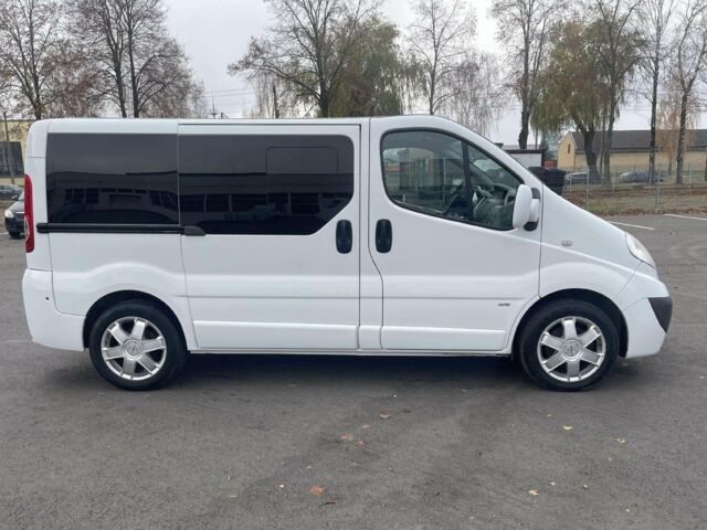 Белый Опель Виваро, объемом двигателя 2.5 л и пробегом 274 тыс. км за 8000 $, фото 5 на Automoto.ua