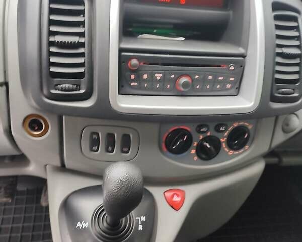 Белый Опель Виваро, объемом двигателя 2.5 л и пробегом 197 тыс. км за 14300 $, фото 17 на Automoto.ua