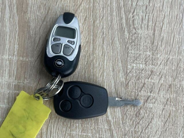 Белый Опель Виваро, объемом двигателя 2.5 л и пробегом 274 тыс. км за 8000 $, фото 20 на Automoto.ua