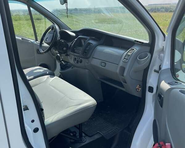 Белый Опель Виваро, объемом двигателя 2.5 л и пробегом 450 тыс. км за 13600 $, фото 16 на Automoto.ua