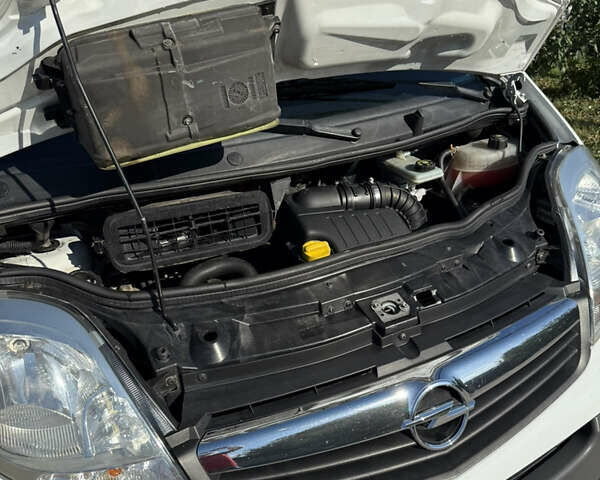 Белый Опель Виваро, объемом двигателя 2 л и пробегом 190 тыс. км за 10800 $, фото 2 на Automoto.ua