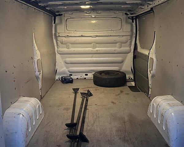 Белый Опель Виваро, объемом двигателя 2 л и пробегом 256 тыс. км за 10500 $, фото 3 на Automoto.ua