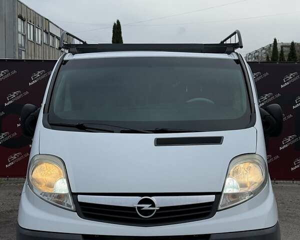 Білий Опель Віваро, об'ємом двигуна 2 л та пробігом 294 тис. км за 10500 $, фото 1 на Automoto.ua