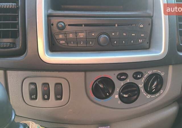 Белый Опель Виваро, объемом двигателя 2 л и пробегом 400 тыс. км за 9000 $, фото 5 на Automoto.ua