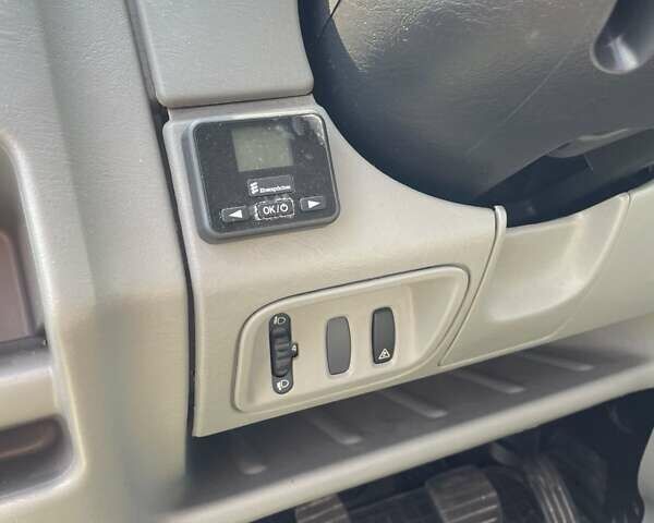 Белый Опель Виваро, объемом двигателя 2.5 л и пробегом 450 тыс. км за 13600 $, фото 12 на Automoto.ua