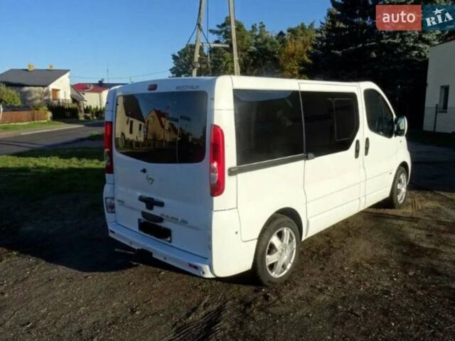 Белый Опель Виваро, объемом двигателя 2.5 л и пробегом 190 тыс. км за 10000 $, фото 2 на Automoto.ua