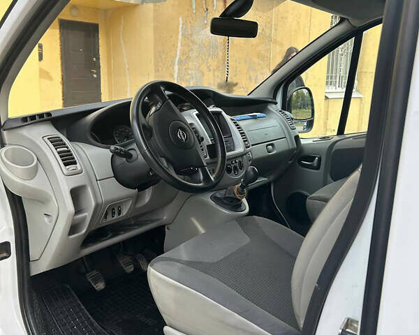 Белый Опель Виваро, объемом двигателя 2.5 л и пробегом 255 тыс. км за 13000 $, фото 3 на Automoto.ua