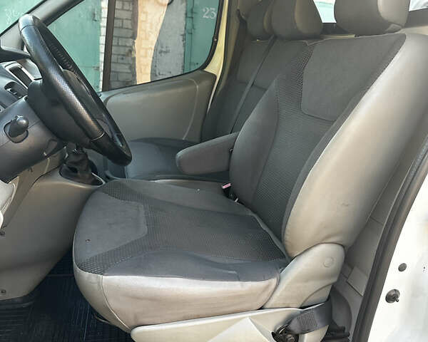 Білий Опель Віваро, об'ємом двигуна 2 л та пробігом 319 тис. км за 7999 $, фото 11 на Automoto.ua