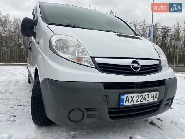 Белый Опель Виваро, объемом двигателя 2 л и пробегом 300 тыс. км за 10000 $, фото 1 на Automoto.ua