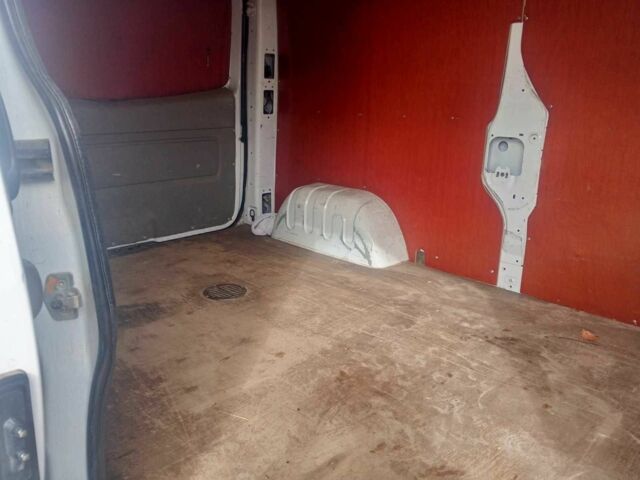 Белый Опель Виваро, объемом двигателя 2 л и пробегом 350 тыс. км за 10500 $, фото 5 на Automoto.ua