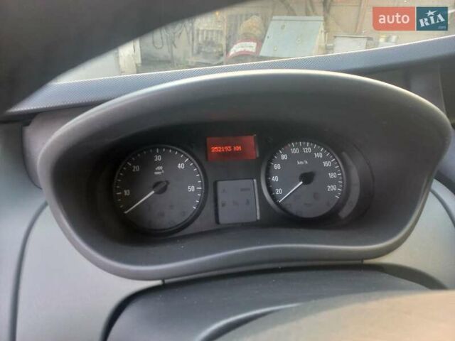 Белый Опель Виваро, объемом двигателя 2 л и пробегом 270 тыс. км за 12800 $, фото 3 на Automoto.ua