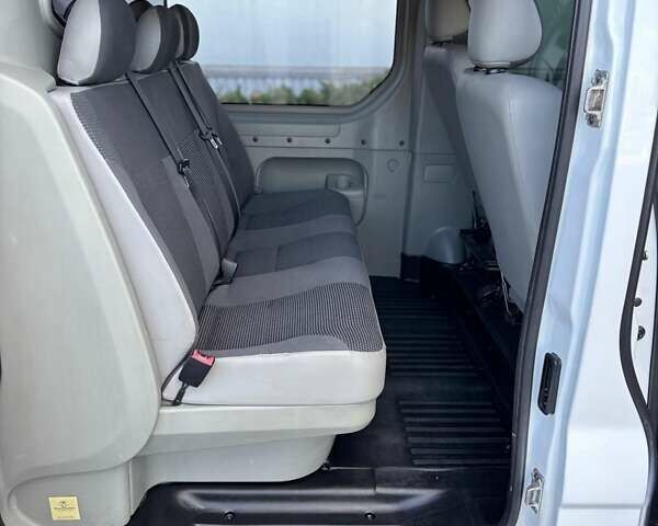 Білий Опель Віваро, об'ємом двигуна 2 л та пробігом 243 тис. км за 9700 $, фото 4 на Automoto.ua