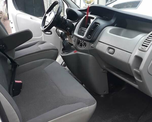 Белый Опель Виваро, объемом двигателя 2 л и пробегом 150 тыс. км за 12450 $, фото 8 на Automoto.ua