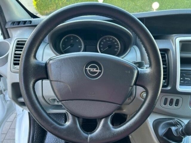 Белый Опель Виваро, объемом двигателя 2 л и пробегом 210 тыс. км за 8500 $, фото 12 на Automoto.ua