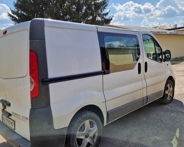 Белый Опель Виваро, объемом двигателя 2 л и пробегом 306 тыс. км за 8000 $, фото 3 на Automoto.ua