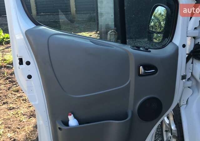 Білий Опель Віваро, об'ємом двигуна 2 л та пробігом 317 тис. км за 7800 $, фото 11 на Automoto.ua