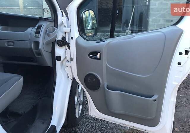 Білий Опель Віваро, об'ємом двигуна 2 л та пробігом 317 тис. км за 7800 $, фото 15 на Automoto.ua