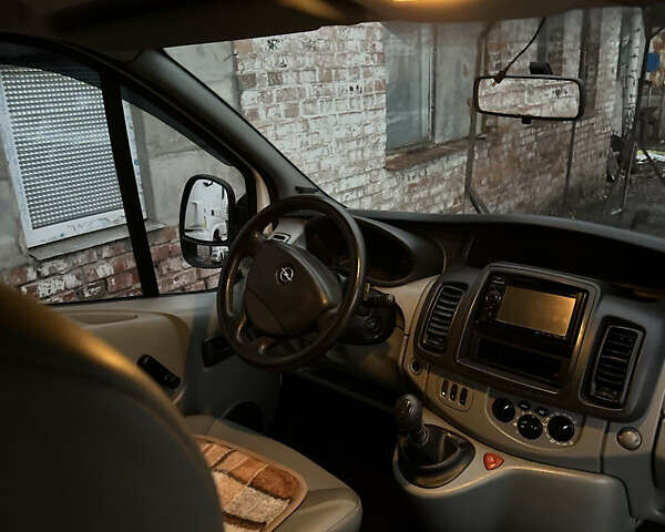 Білий Опель Віваро, об'ємом двигуна 2 л та пробігом 320 тис. км за 12500 $, фото 7 на Automoto.ua